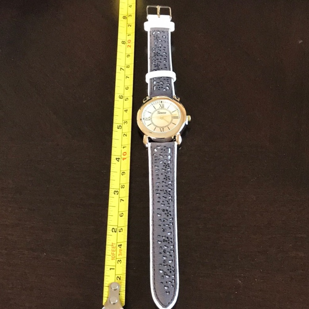 Geneva Watch Brown / tan.